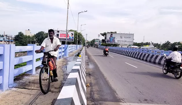 பொதுமக்களுக்கு இடையூறு பொதுமக்களுக்கு இடையூறு