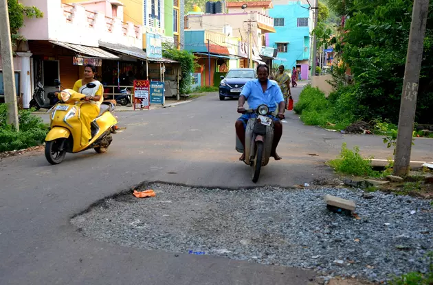 தார்சாலை சரி செய்யப்படுமா? தார்சாலை சரி செய்யப்படுமா?