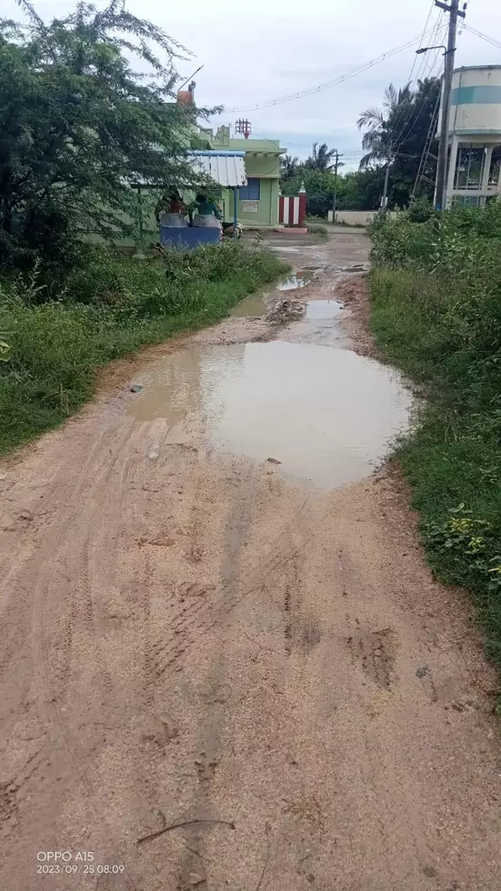 சேறும் சகதியுமான சாலை சேறும் சகதியுமான சாலை