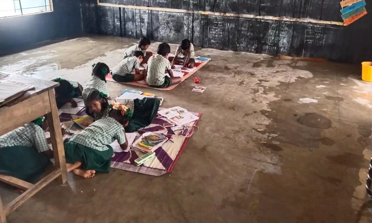 ஒழுகும் பள்ளி கட்டிடம் ஒழுகும் பள்ளி கட்டிடம்