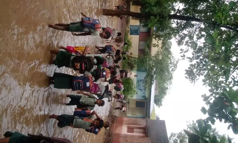 குளம் போல் தேங்கி நிற்கும் மழைநீர்