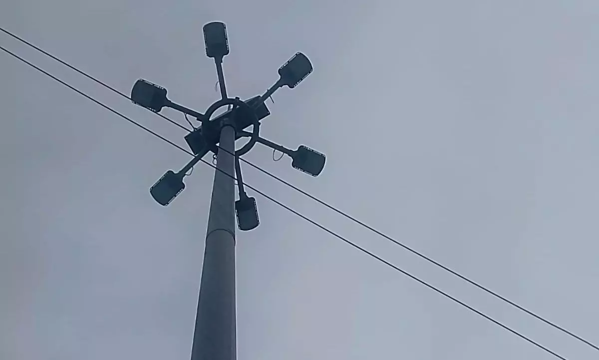 எரியாத உயர்கோபுர மின்விளக்கு எரியாத உயர்கோபுர மின்விளக்கு