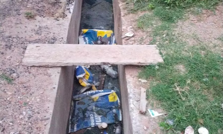 கால்வாயை தூர்வாருவது அவசியம் கால்வாயை தூர்வாருவது அவசியம்