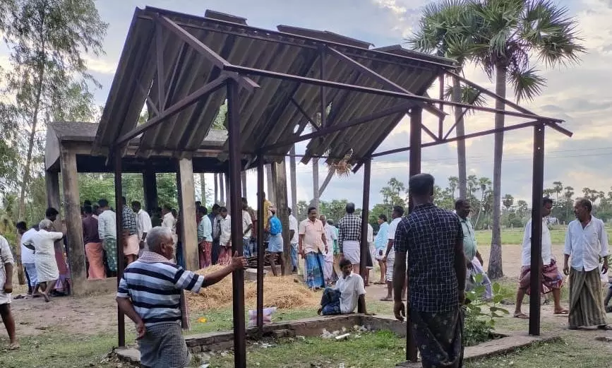 சேதமடைந்த மேற்கூரை சேதமடைந்த மேற்கூரை