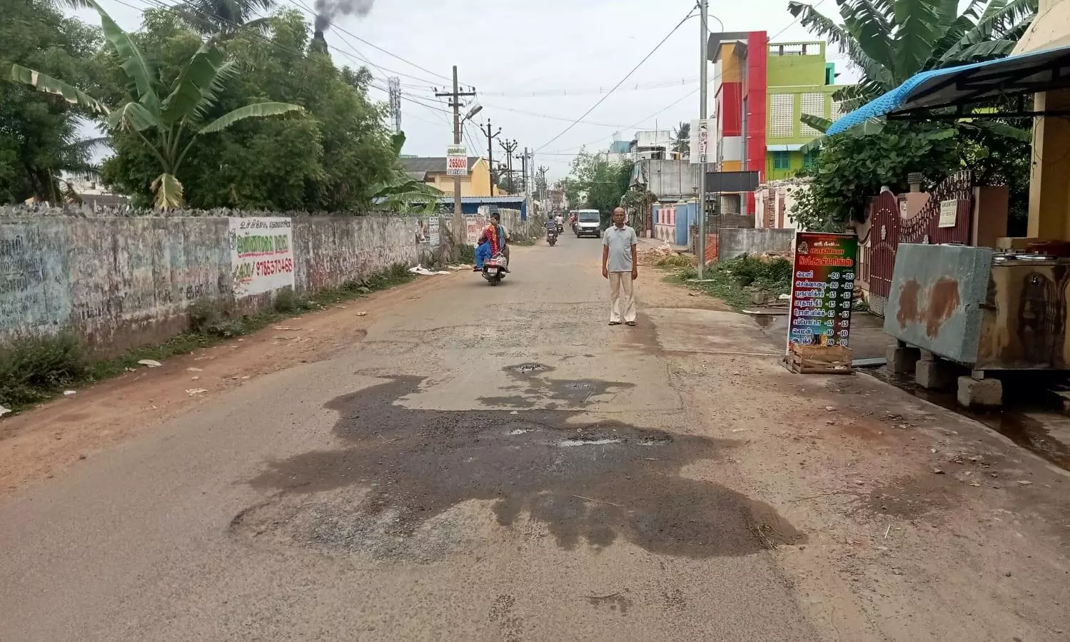 குண்டும், குழியுமான சாலை