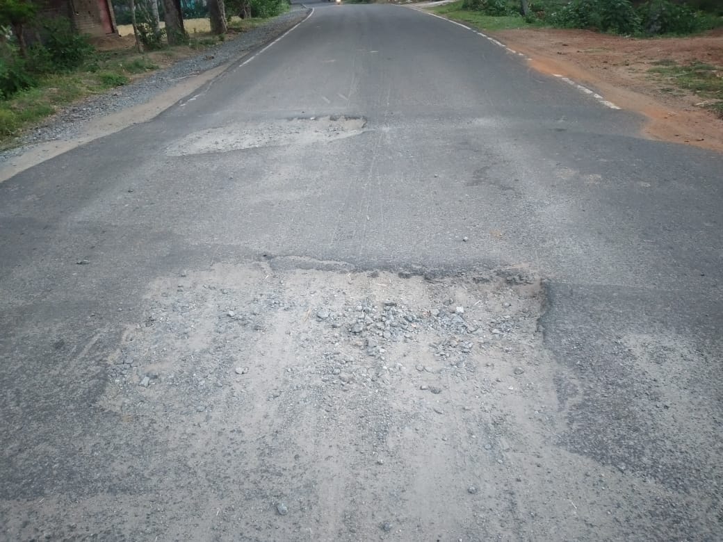 சாலையில் பள்ளம்