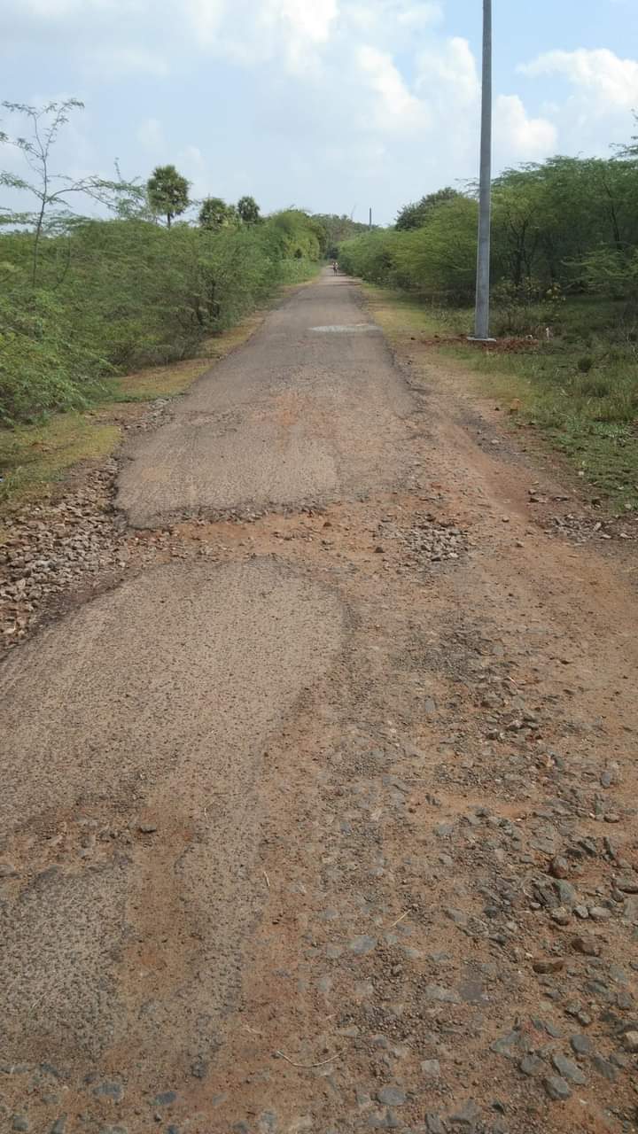 குண்டும்,குழியுமான சாலை