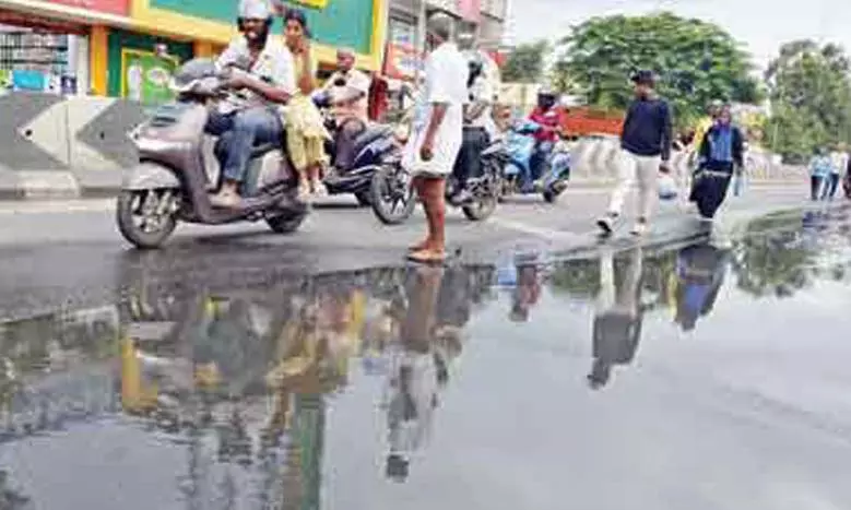 சாலையில் தேங்கி நிற்கும் கழிவு நீர்