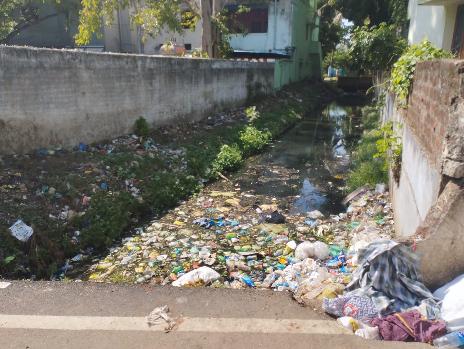 தடுப்புச்சுவர் தேவை