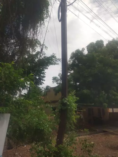 வலுவிழந்த மின்கம்பம்