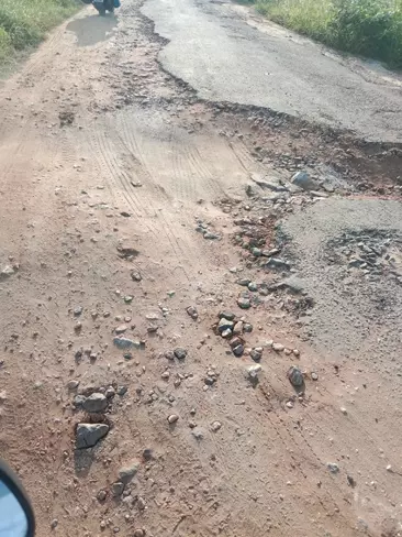 குண்டும், குழியுமான சாலை குண்டும், குழியுமான சாலை