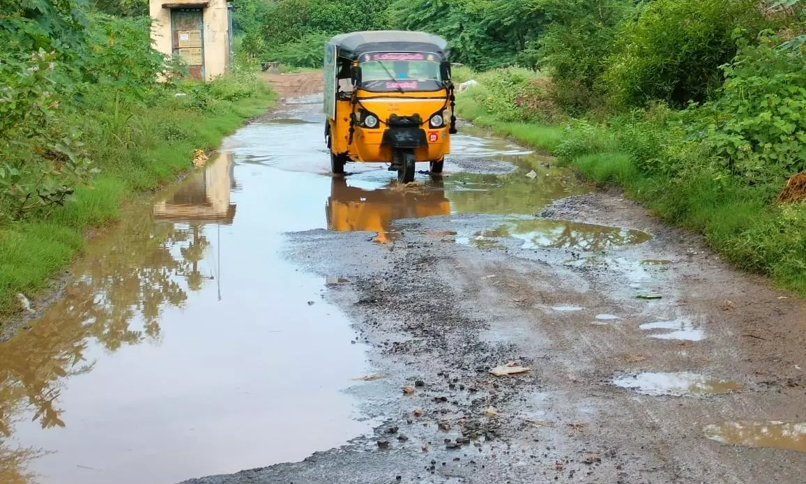 சாலை பள்ளத்தால் தேங்கும் மழைநீர்