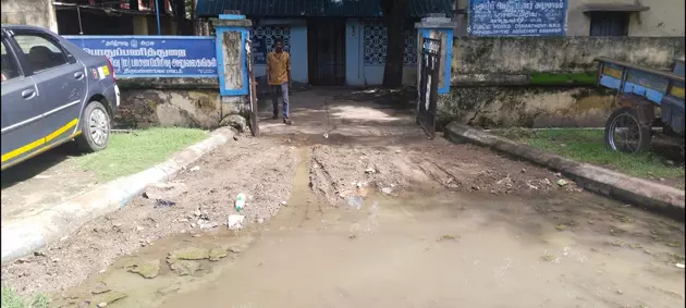 மழைநீர் தேங்கும் அவலம்