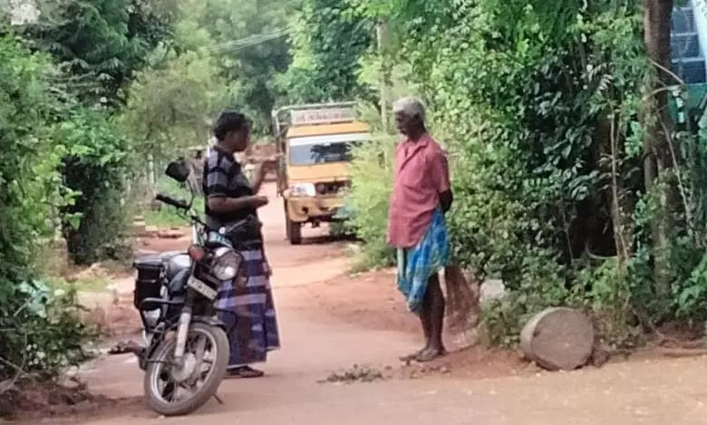 ஆக்கிரமிப்பால் சுருங்கிப்போன சாலை