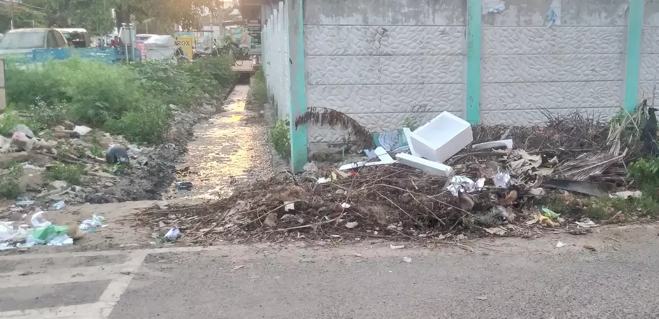 கழிவுநீர் கால்வாயை தூர்வாருவார்களா? கழிவுநீர் கால்வாயை தூர்வாருவார்களா?