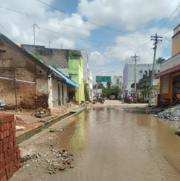 குளம்போல் தேங்கும் மழைநீர் குளம்போல் தேங்கும் மழைநீர்