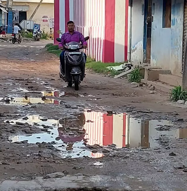 முறையாக சீர் செய்யப்படாத சாலை முறையாக சீர் செய்யப்படாத சாலை
