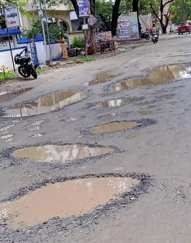 பழுதான சாலை