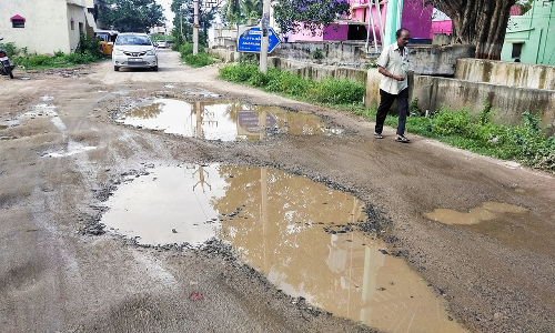 சாலை பள்ளத்தை சரி செய்ய வேண்டும் சாலை பள்ளத்தை சரி செய்ய வேண்டும்