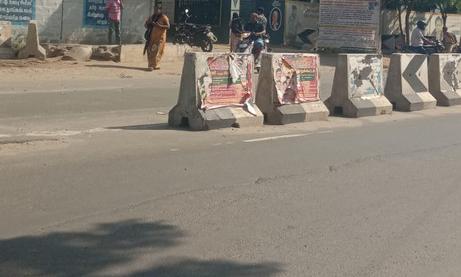 வர்ணம் பூசப்படாத வேகத்தடையால் விபத்து வர்ணம் பூசப்படாத வேகத்தடையால் விபத்து