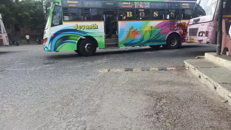 வேகத்தடை அமைக்க வேண்டும்