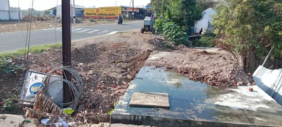 வெளியேறும் கழிவுநீர் வெளியேறும் கழிவுநீர்