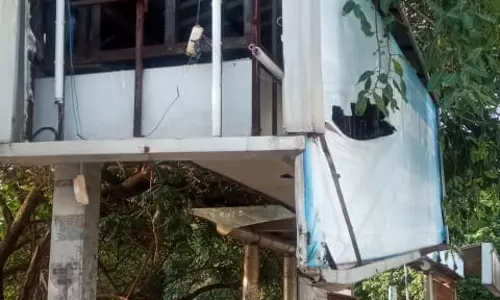 சேதமடைந்த நிழற்குடை