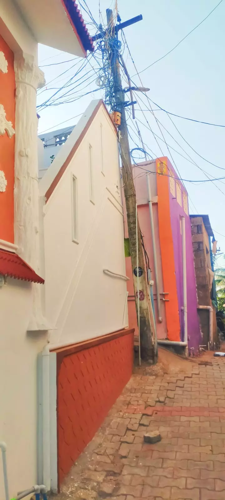 சாய்ந்த நிலையில் மின்கம்பம் சாய்ந்த நிலையில் மின்கம்பம்