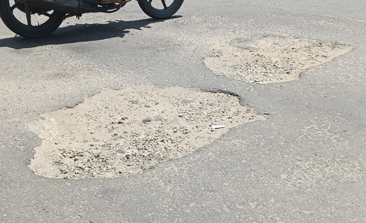 ரோட்டில் பள்ளம் ரோட்டில் பள்ளம்