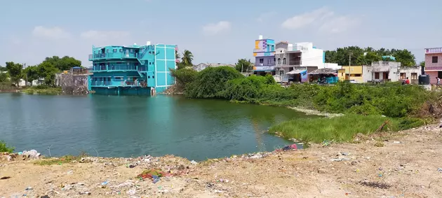 குளத்தை சுற்றிலும் தடுப்பு வேலி அமைக்க வேண்டும் குளத்தை சுற்றிலும் தடுப்பு வேலி அமைக்க வேண்டும்