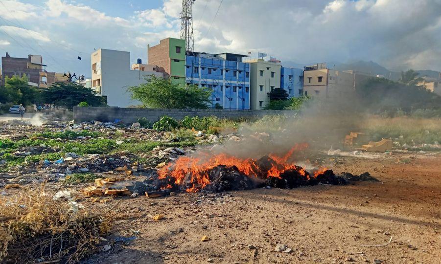 குப்பைகளை எரிப்பதால் சுகாதாரக்கேடு குப்பைகளை எரிப்பதால் சுகாதாரக்கேடு