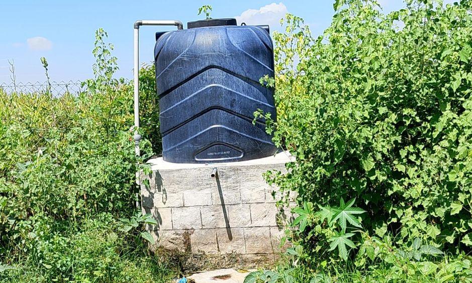 புதர்மண்டி கிடக்கும் தண்ணீர் தொட்டி