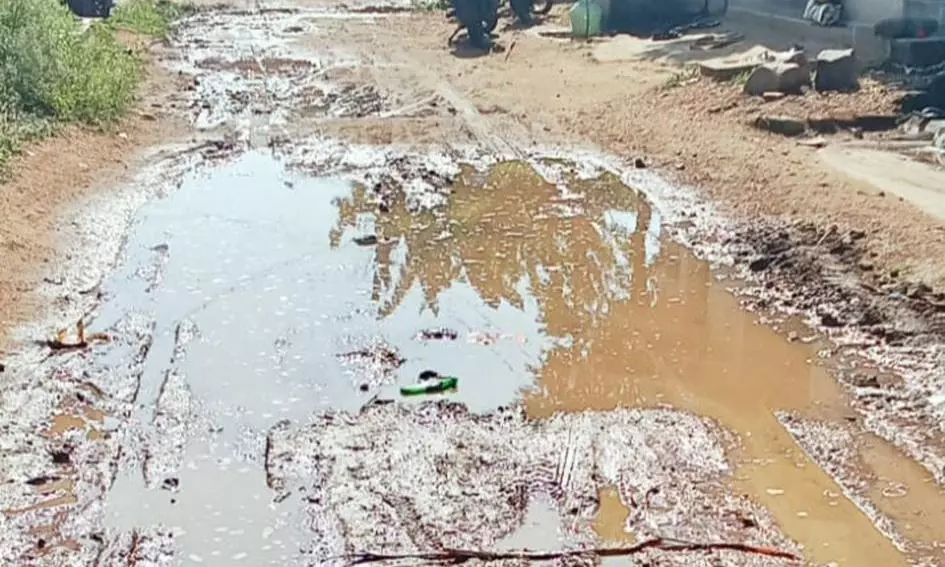 சேறும், சகதியுமான பாதை