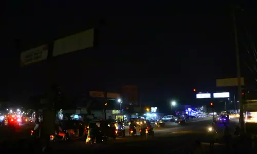 இருள் சூழ்ந்த மீன் மார்க்கெட் சாலை இருள் சூழ்ந்த மீன் மார்க்கெட் சாலை