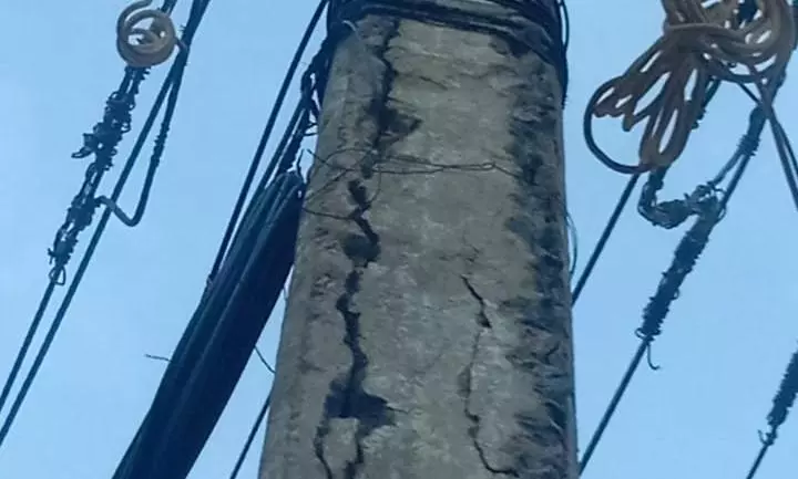 சேதமடைந்த மின்கம்பம் சேதமடைந்த மின்கம்பம்