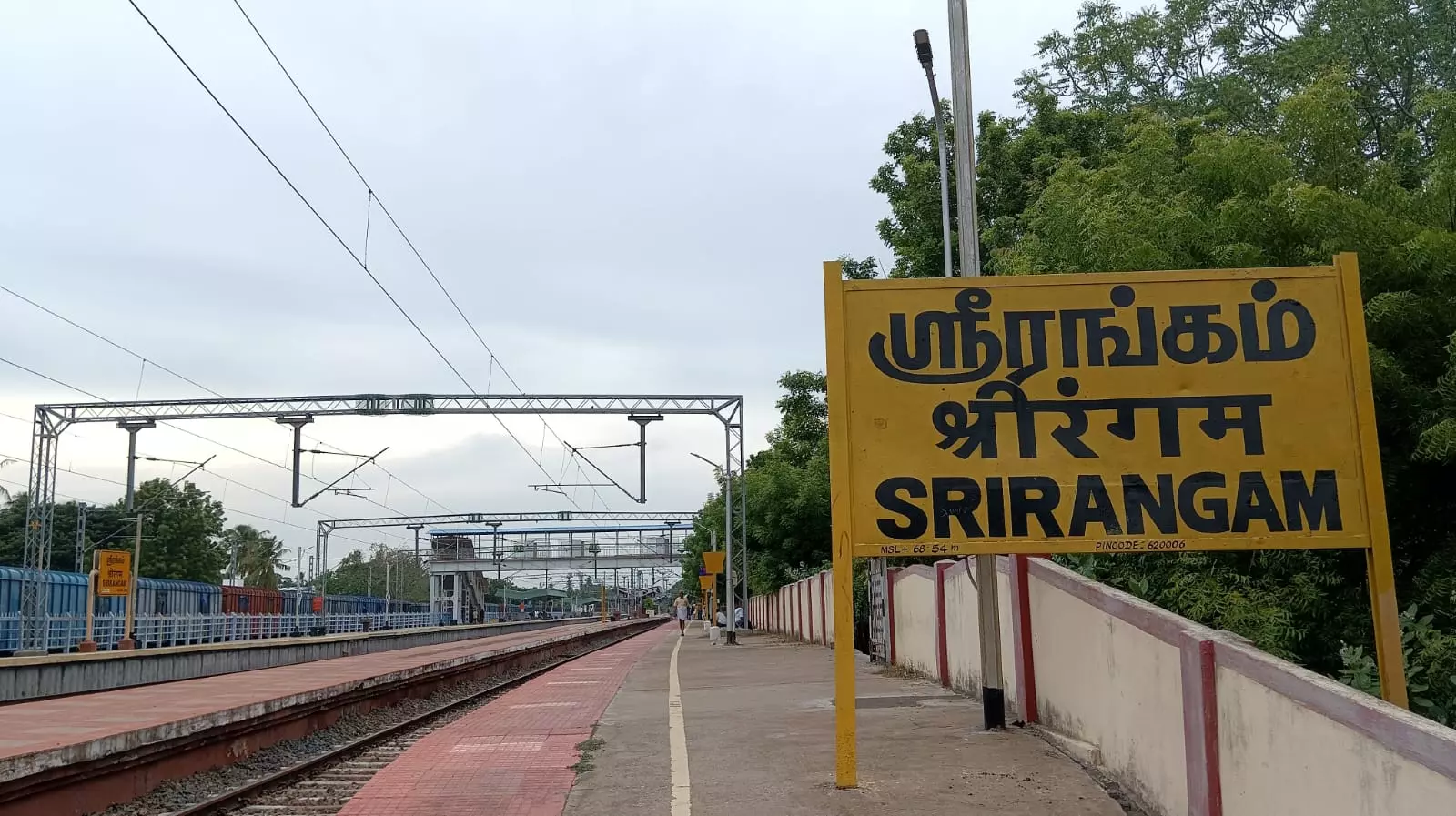 மேற்கூரை இல்லாத நடைமேடைகள் மேற்கூரை இல்லாத நடைமேடைகள்