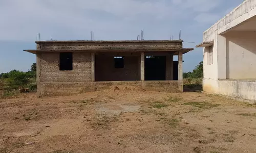 பாதியில் நிற்கும் கட்டுமான பணி பாதியில் நிற்கும் கட்டுமான பணி