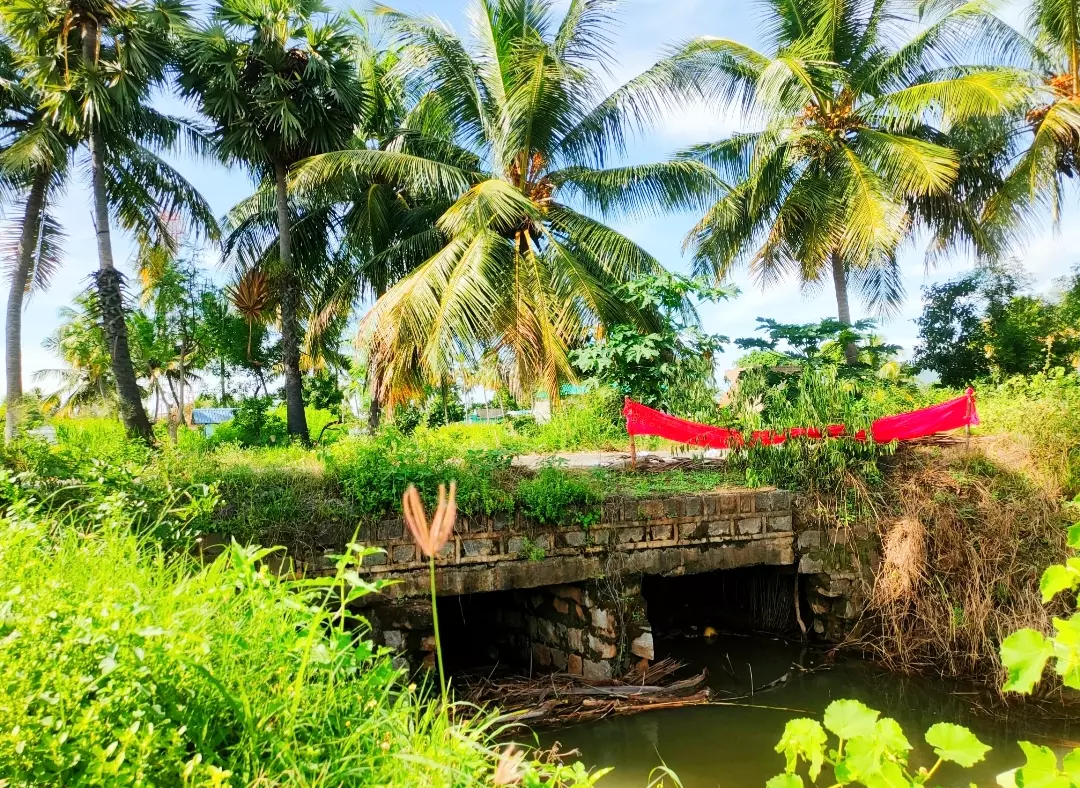 பாலத்தில் மண் சரிவு பாலத்தில் மண் சரிவு