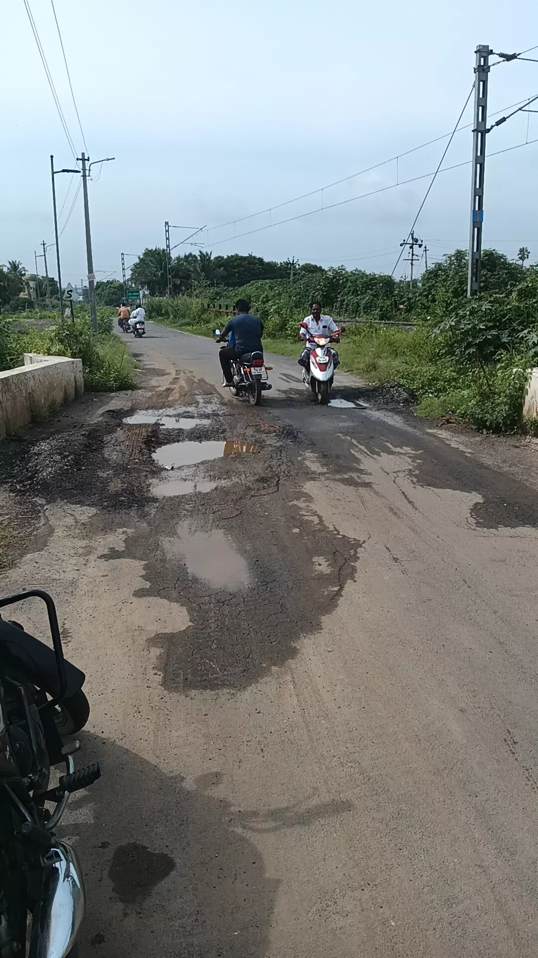 குண்டும், குழியுமான சாலை