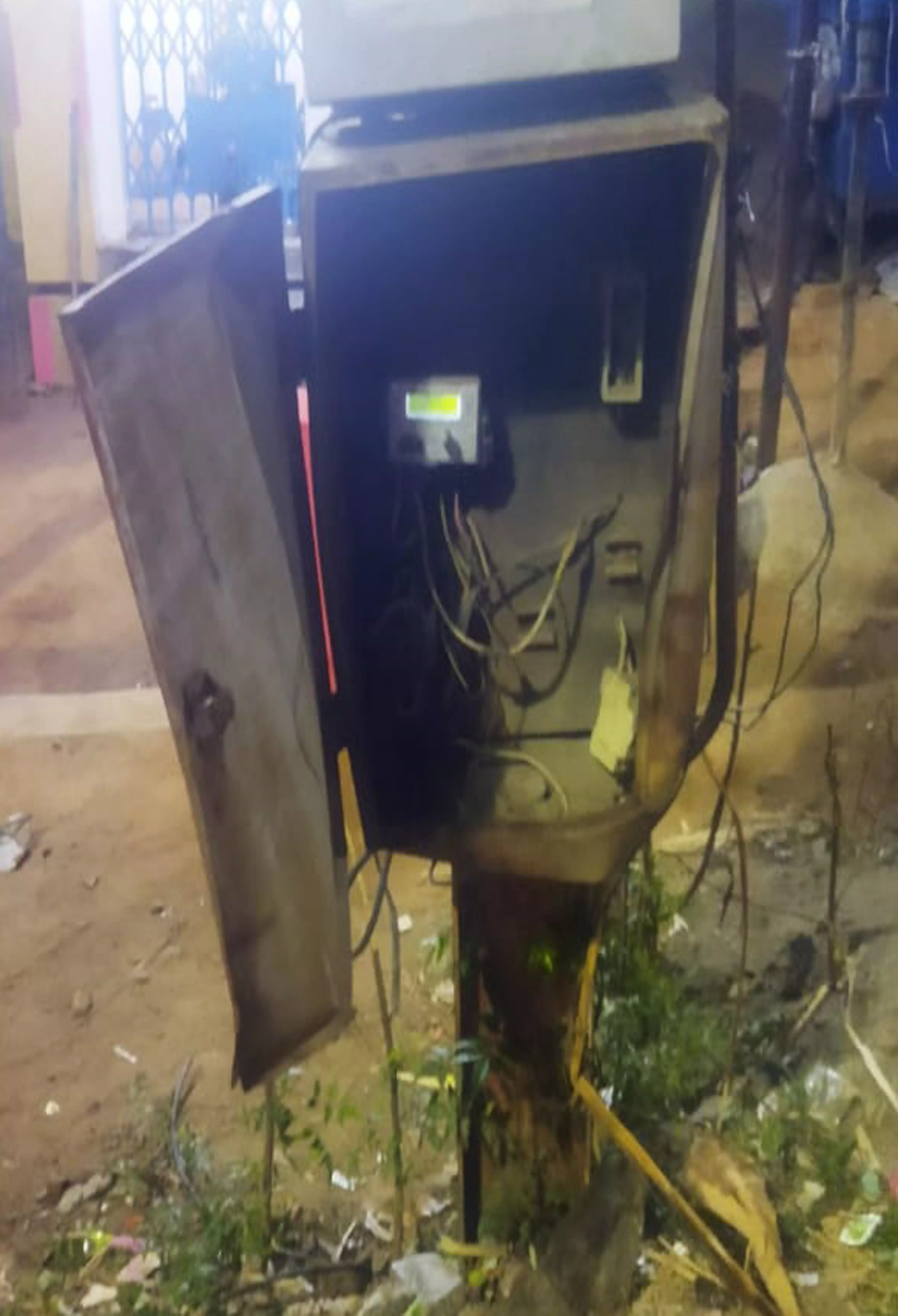 திறந்து கிடக்கும் மின்பெட்டி