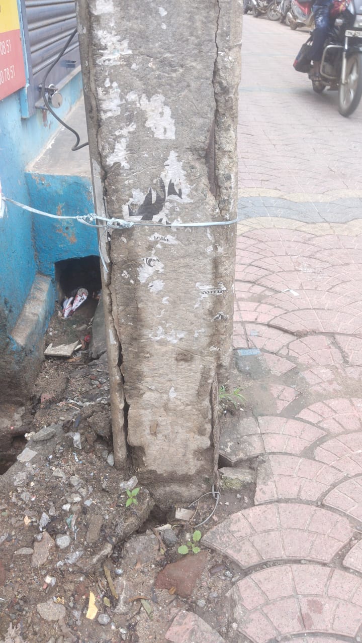 சேதமடைந்த மின்கம்பம்