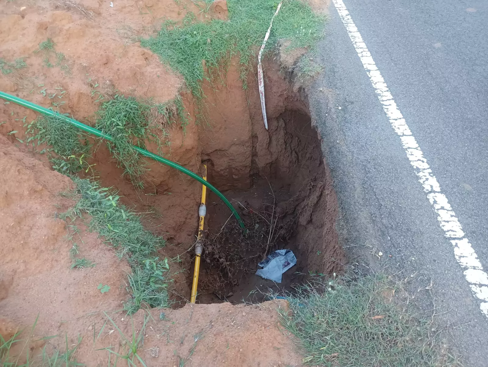 சாலையோரத்தில் பள்ளம் சாலையோரத்தில் பள்ளம்