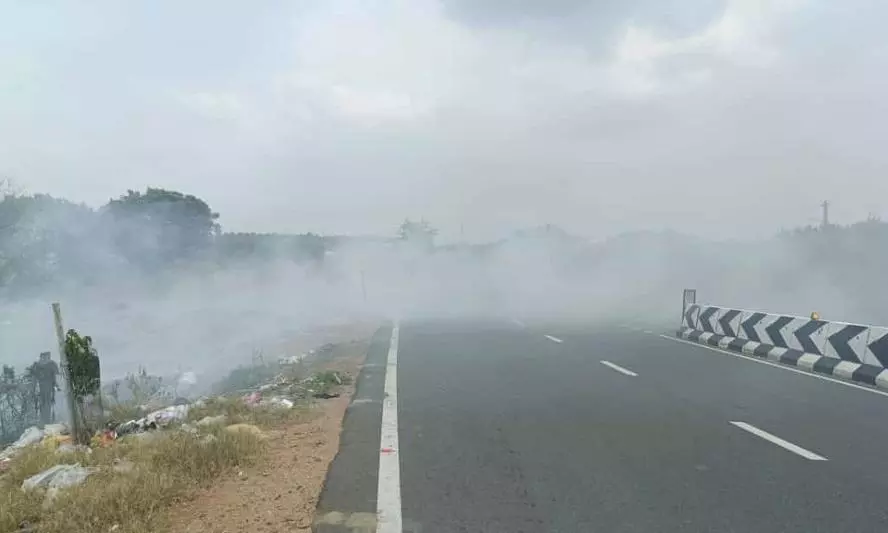 புகை மூட்டத்தால் விபத்து அபாயம் புகை மூட்டத்தால் விபத்து அபாயம்