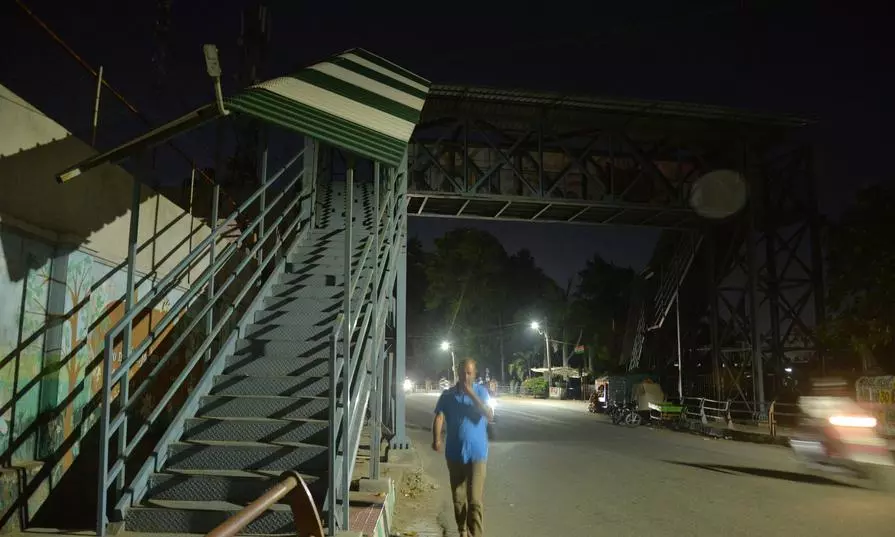 இருண்ட பாலத்திற்கு ஒளி கிடைக்குமா?