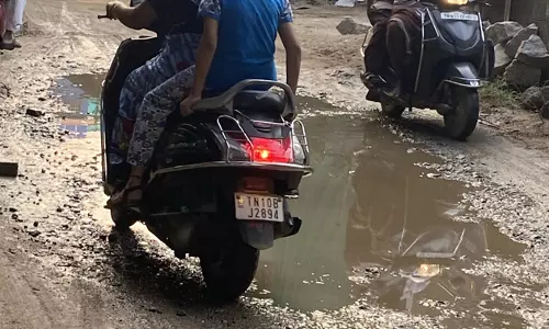 சாலையில் தேங்கும் மழைநீர் சாலையில் தேங்கும் மழைநீர்