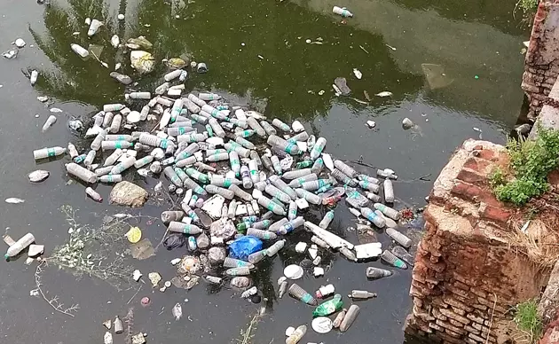 அகழியில் பிளாஸ்டிக் கழிவுகள் அகழியில் பிளாஸ்டிக் கழிவுகள்