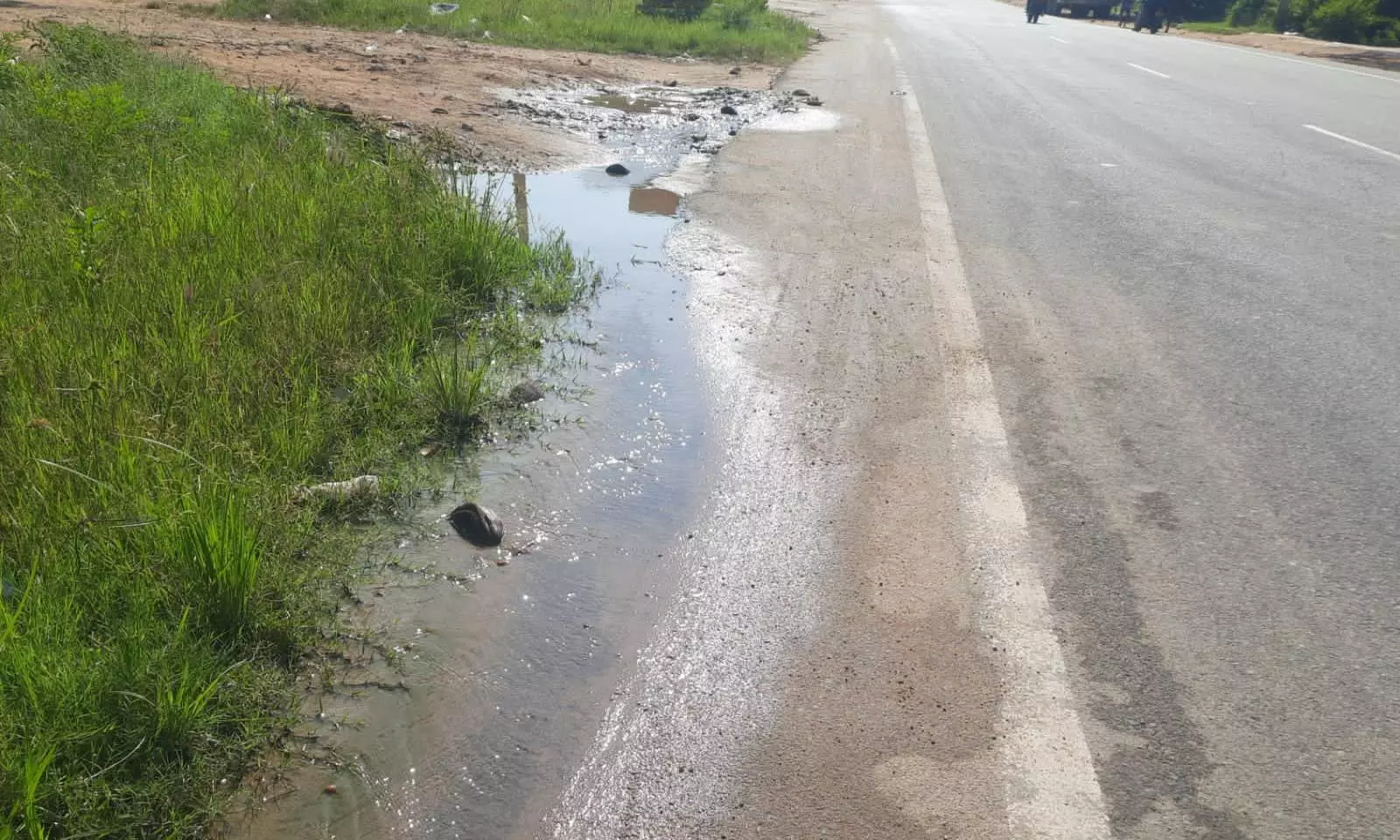 வீணாக செல்லும் குடிநீர்