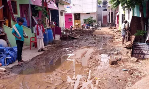 உழவடித்த சேறாக மாறிய சாலை உழவடித்த சேறாக மாறிய சாலை