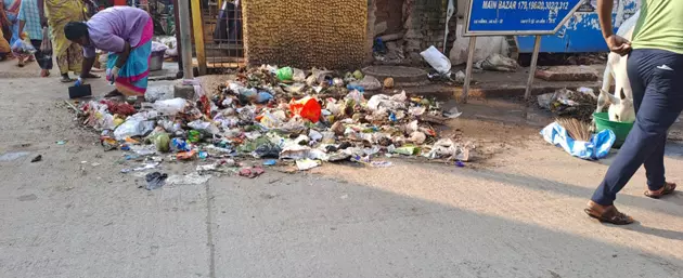 சாலையோரம் கொட்டப்படும் குப்பைகள் சாலையோரம் கொட்டப்படும் குப்பைகள்