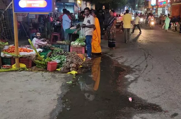 சாலையில் வழிந்தோடும் கழிவுநீர்